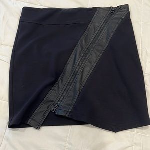 Guess mini skirt with front zipper design
